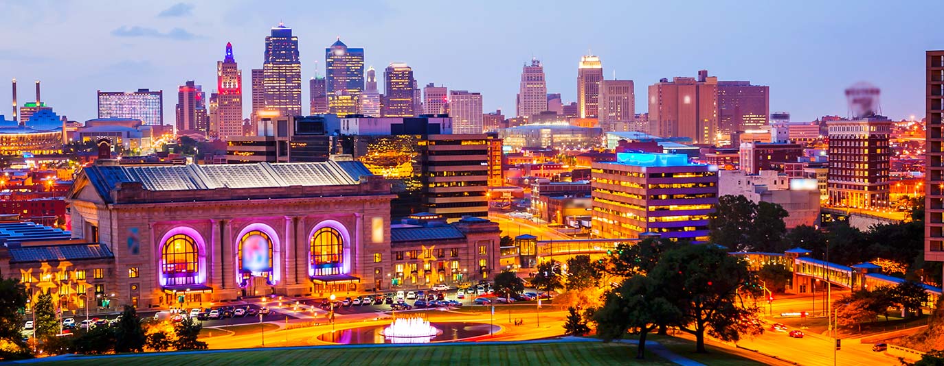 night time panoramic photo of the kansas city skyline